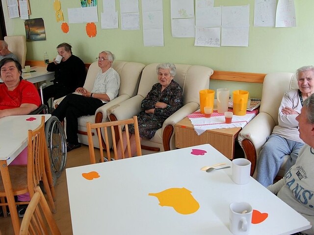 Opatrovateliek je málo, domovy to pociťujú. Banská Bystrica nasadzuje do praxe študentov zdravotníctva